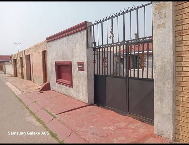 2 BEDROOM PROPERTY TO RENT IN MEADOWLANDS ZONE 2